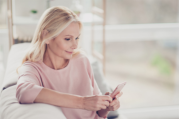 Femme agée regardant son smartphone